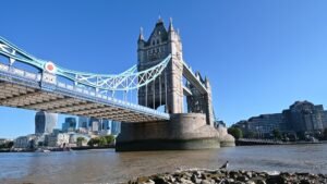 Walking from tower Bridge to Canary Wharf