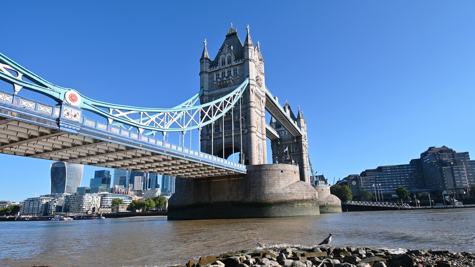 Walking from tower Bridge to Canary Wharf